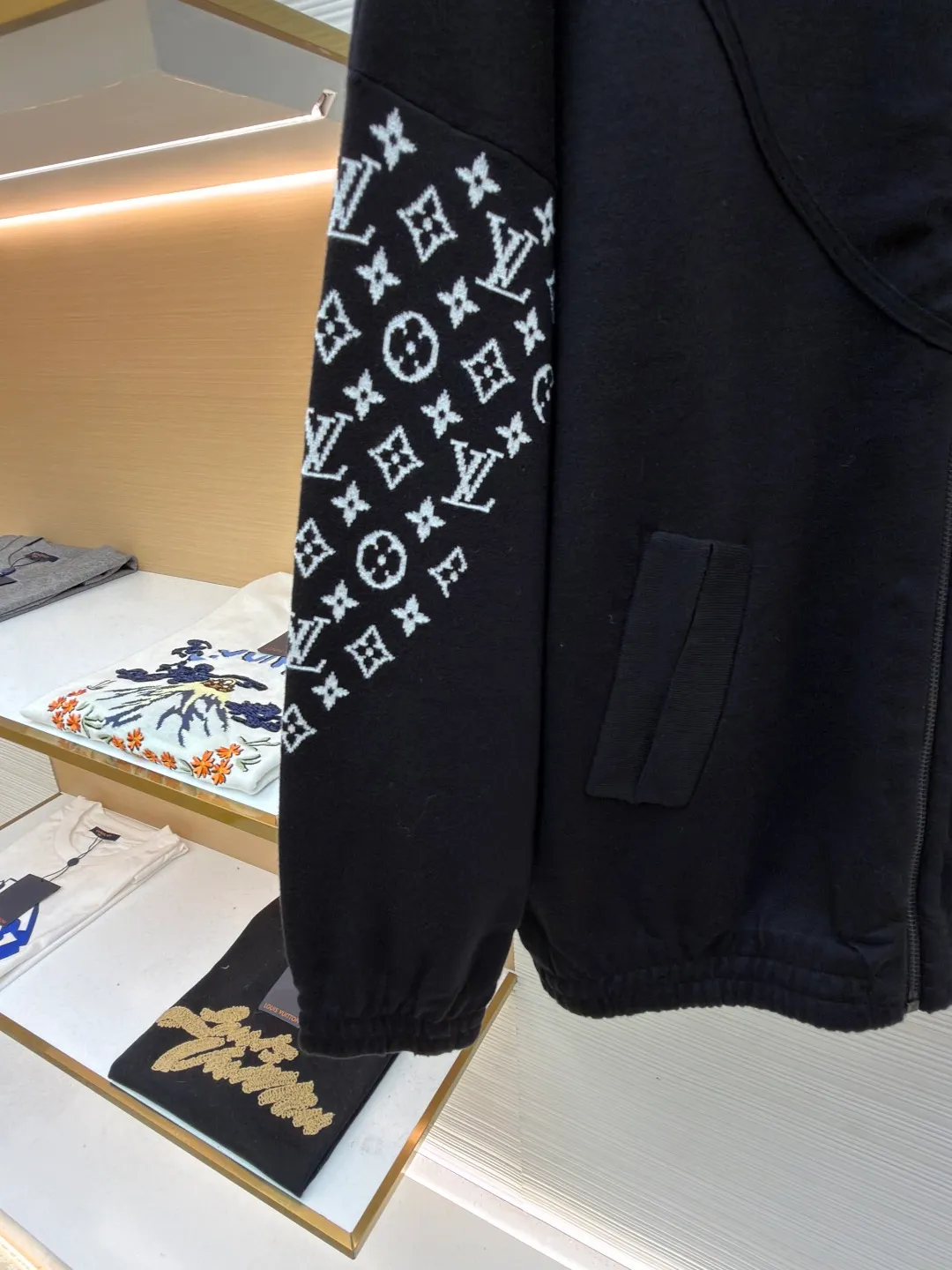 LOUIS VUITTON Monogram element knitted zipper jacket ●Original version: 33000 purchased and developed ●Item number: 1681591-C80 ●Fabric: cotton fabric ●Technology: knitted ●Color: black ●Version: Fitted version ●Weight: about 605 grams ●Size: S-M-L-XL ●Description: This black jacket is made of high-density cotton blended fabric, which feels thick and crisp, and is both soft and wear-resistant. The stand-up collar design and metal zipper are both warm and neat. The classic presbyopia pattern on the sleeves uses fine jacquard technology, and the pattern is three-dimensional and clear, highlighting brand recognition. The body is designed for a loose fit and has a smooth cut for comfort and freedom of movement. There are large pockets on both sides of the front placket, taking into account both practicality and decoration. The inside of the collar and cuffs are double-line reinforced to enhance durability. The brand logo on the chest uses precision embossing technology, and the surface is multi-layered to give it a uniform luster, which contrasts sharply with the black fabric. The inside is neatly hemmed with no excess threads, reflecting the exquisite sewing craftsmanship. The overall design is simple and elegant, with exquisite details. From fabric selection to hardware accessories, every aspect reflects the pursuit of quality. It is an ideal choice for daily wear and outdoor travel. The overall wiring is straight and delicate, the fabric is comfortable and soft, and the color is consistent without color difference. It can be matched with the same style to create a fashionable look and control various occasions. Customized accessories, complete with three standards, same style for men and women!